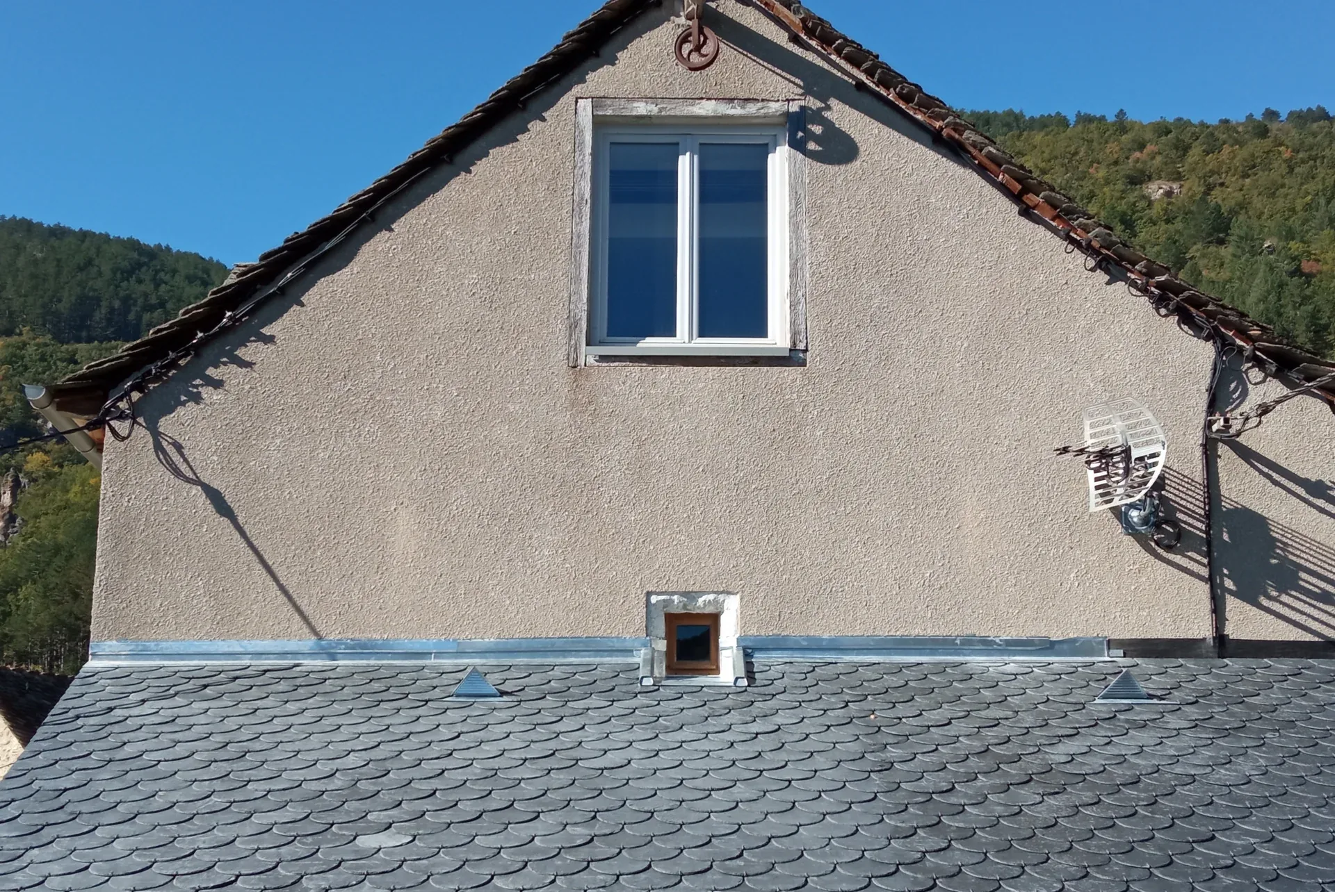 Vue générale de la toiture en ardoises naturelles avec les raccords en zinc