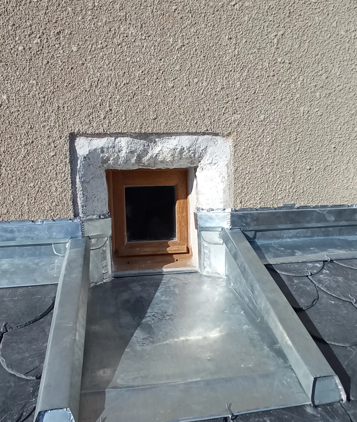 Façonnage de la zinguerie autour de la petite fenêtre de toiture