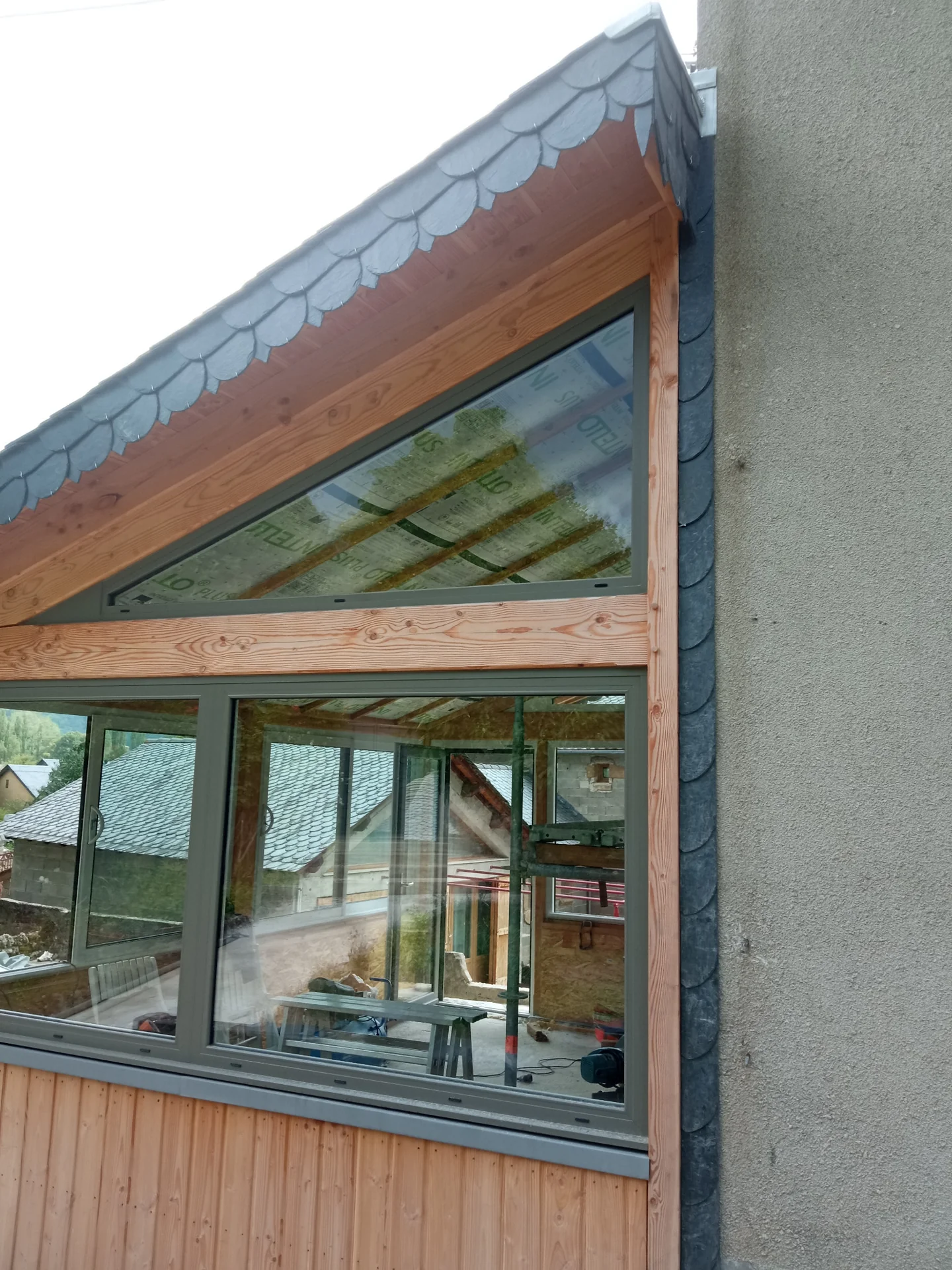 Pignon vitré de la véranda, bois apparent et ardoises décoratives