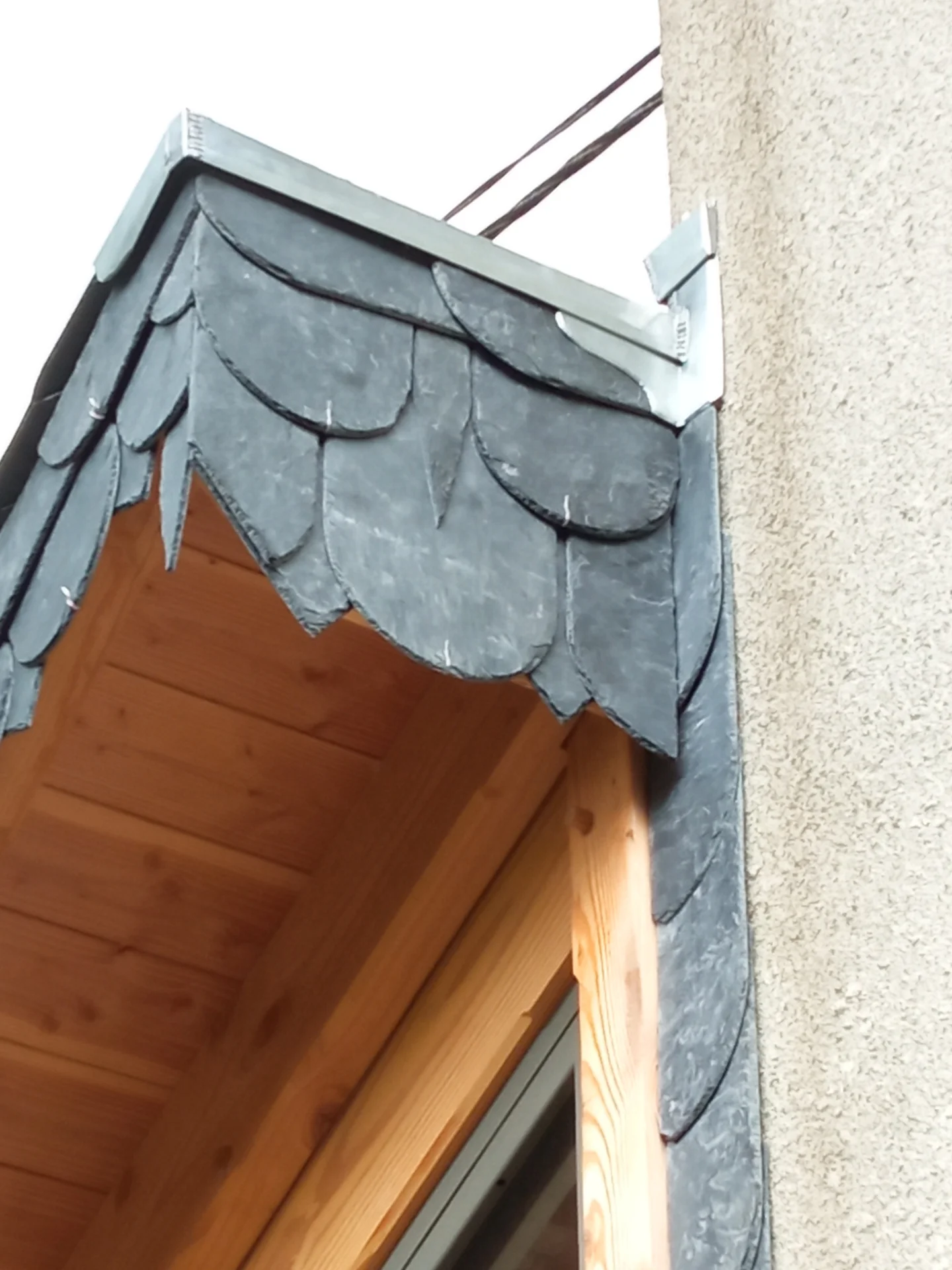 Gros plan sur le raccord d’angle des ardoises décoratives en rive